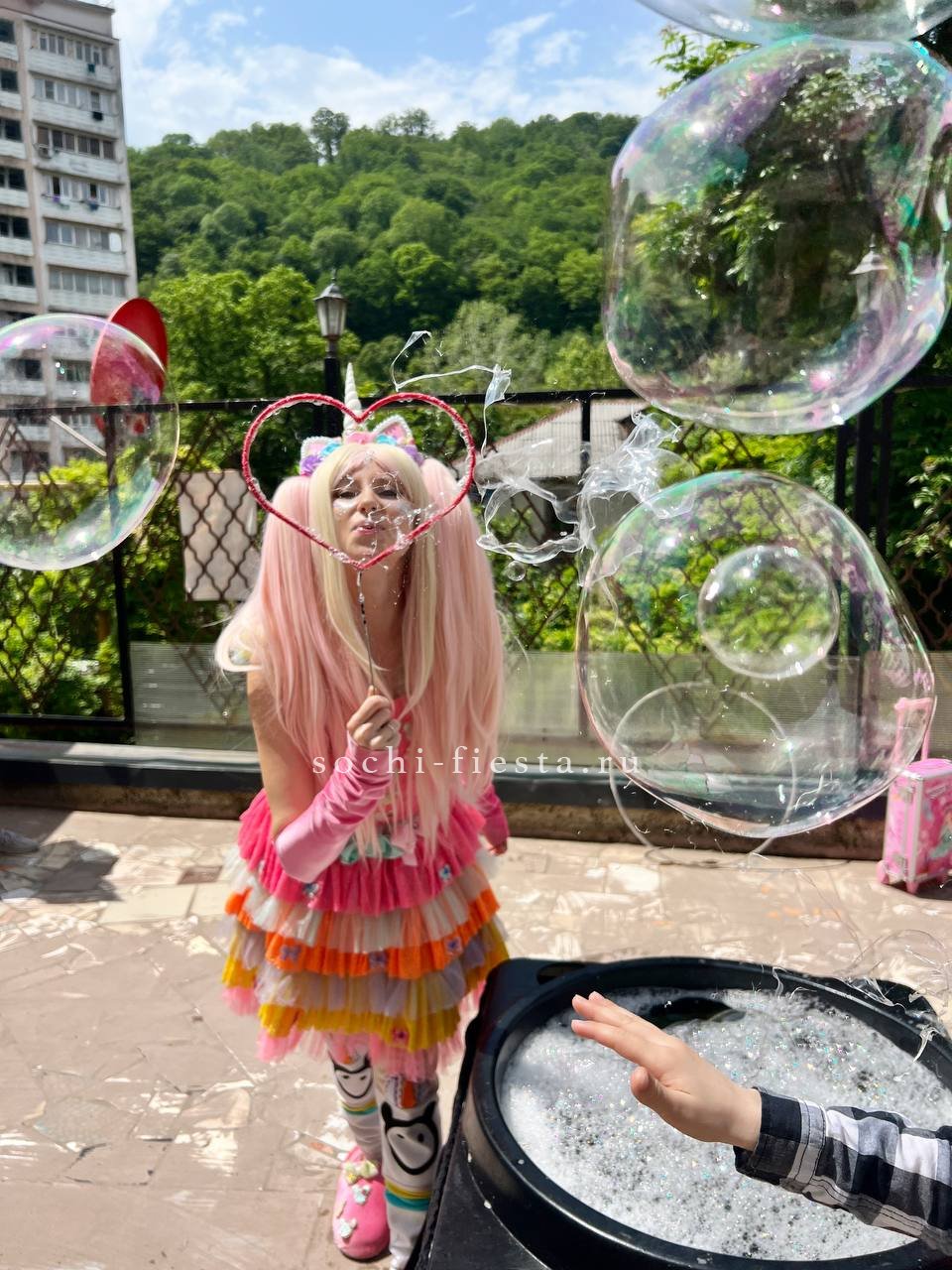 праздничный букет ко дню первого сентября с яркими цветами для школьной линейки в региональном городе