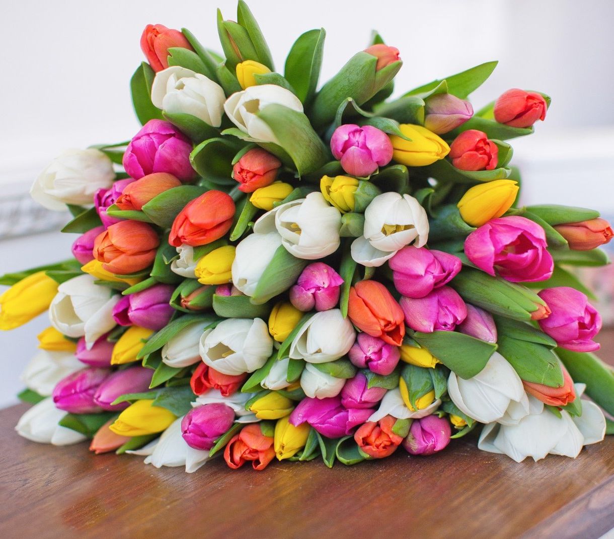 корпоративная композиция с розами и хризантемами для офиса в Улан-Удэ