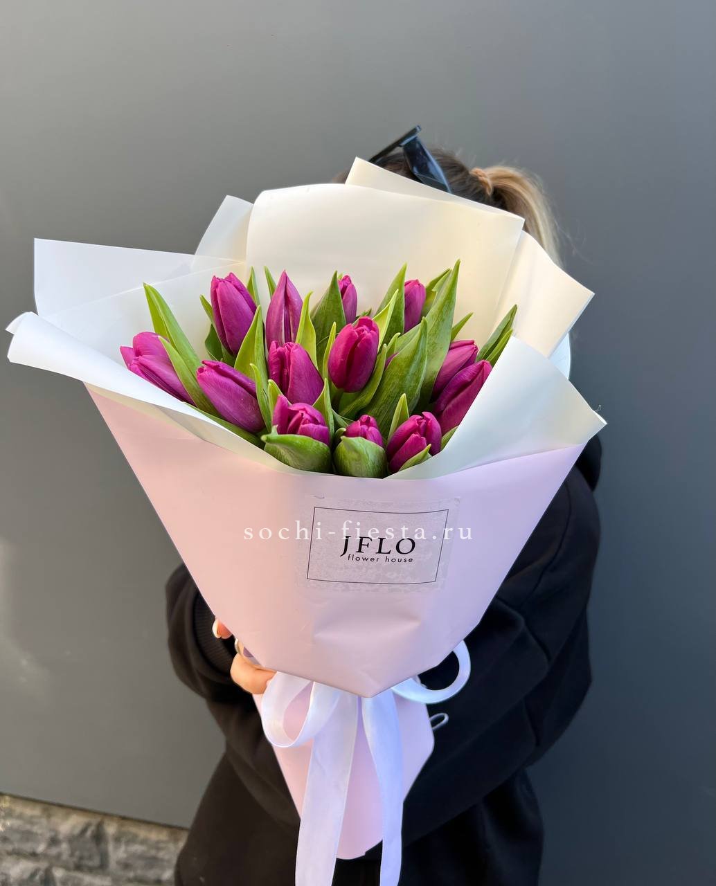 видовой каталог с розами и пионами в студии флористики в Улан-Удэ