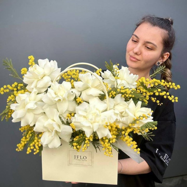 Французские Розы и мимоза  в сумочке  в Улан-Удэ