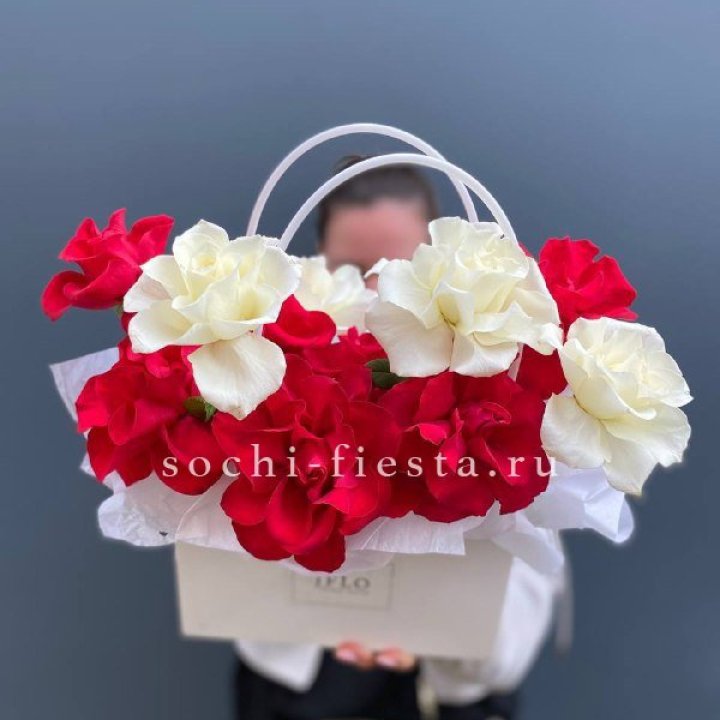 Сумочка  красных и белых роз в Улан-Удэ