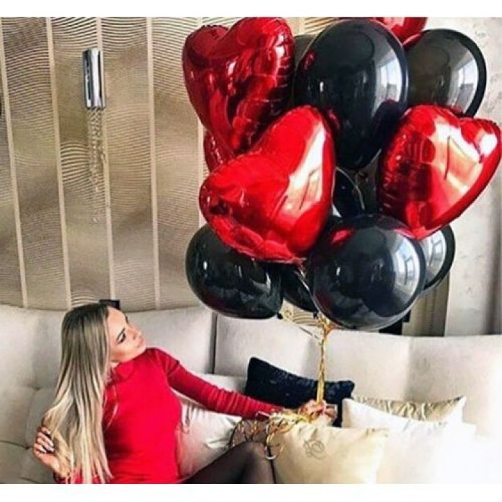 Фонтан из красных сердец с чёрными шарами  в Улан-Удэ