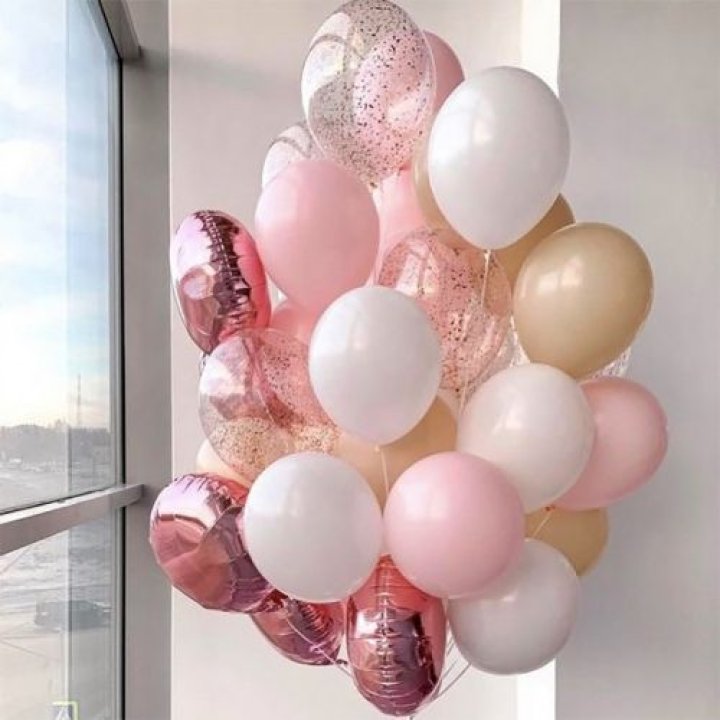 Фонтан шаров розового и белого цветов в Улан-Удэ