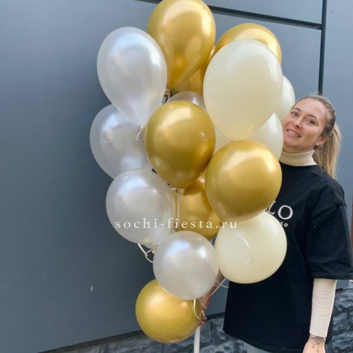 Облако шаров из белого и золотого оттенков в Улан-Удэ
