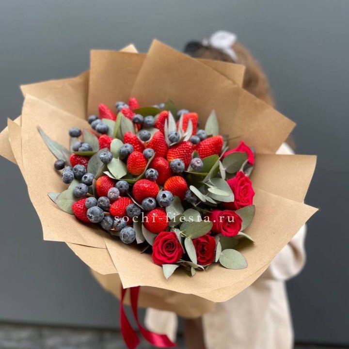 Клубника и голубика с цветами в Улан-Удэ