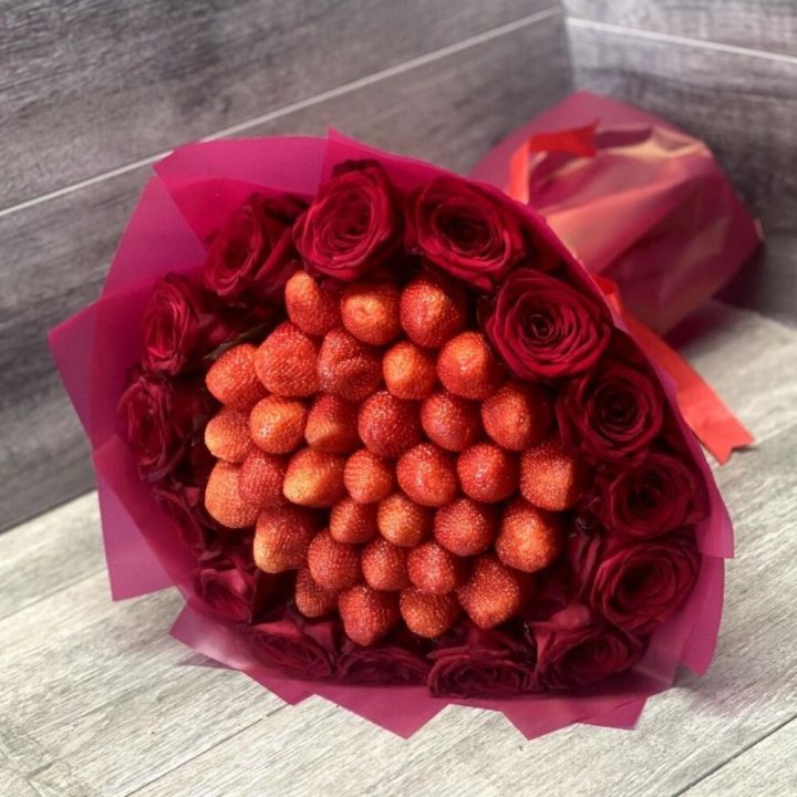 Клубничный букет с розами в Улан-Удэ