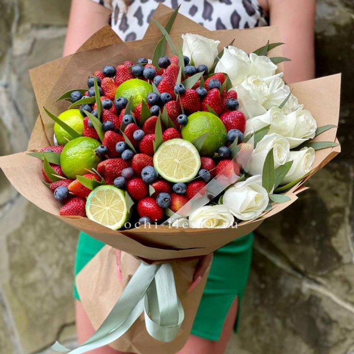 Ягодно-цитрусовый букет с розами в Улан-Удэ