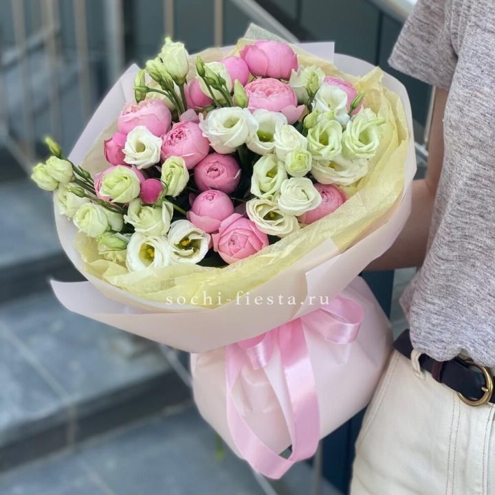 Букет кустовых роз с эустомой в Улан-Удэ