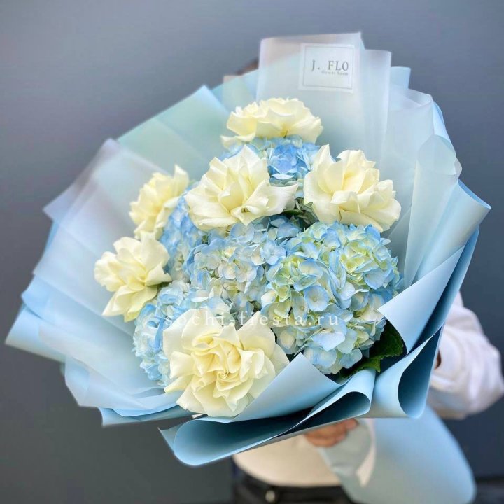 Букет из голубых гортензий и роз  в Улан-Удэ
