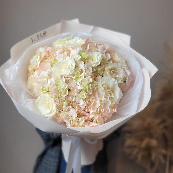  Букет гортензии и роз  в Улан-Удэ