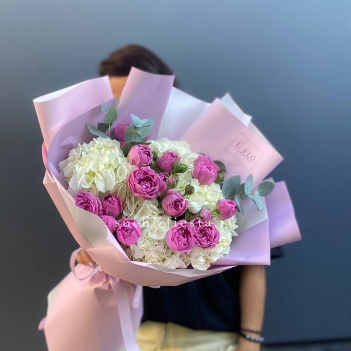 Букет белых гортензий и пионовидных роз  в Улан-Удэ