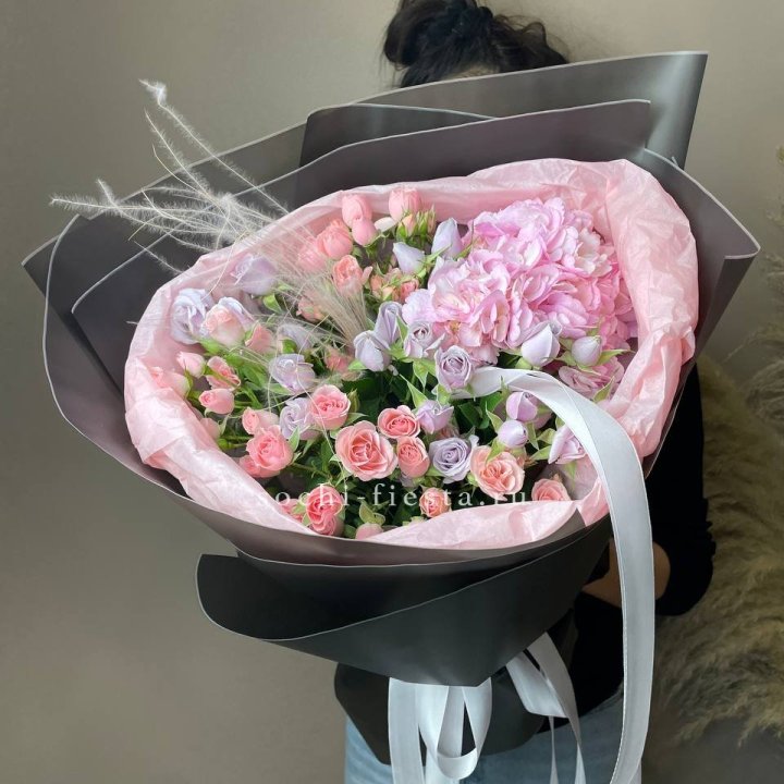  Букет гортензии и роз "Саперави" в Улан-Удэ