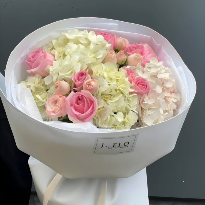  Букет гортензии и роз  "Тиамо" в Улан-Удэ