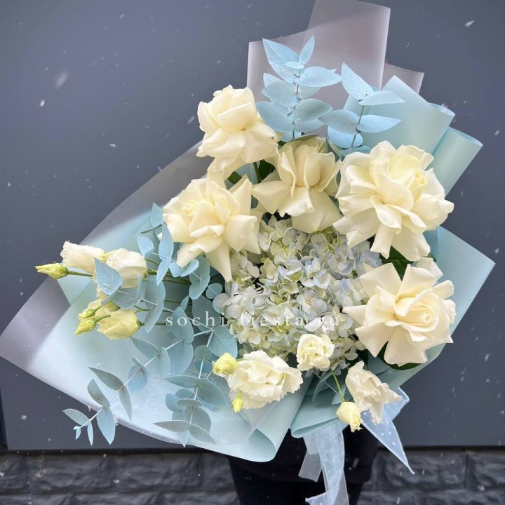 Букет с гортензией и белыми французскими розами в Улан-Удэ