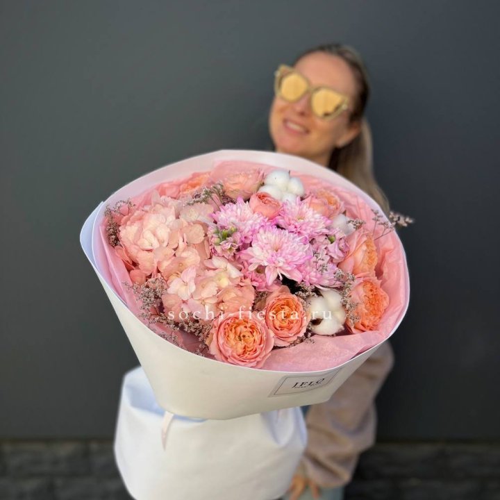 Букет гортензии и кустовых роз  в Улан-Удэ