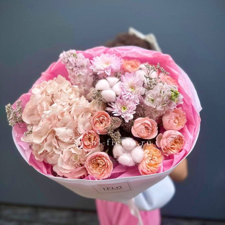 Букет гортензии и кустовых роз "Абрассо" в Улан-Удэ