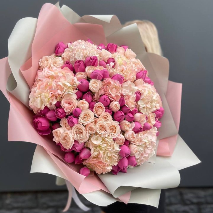 Букет кустовые розы и гортензия в Улан-Удэ