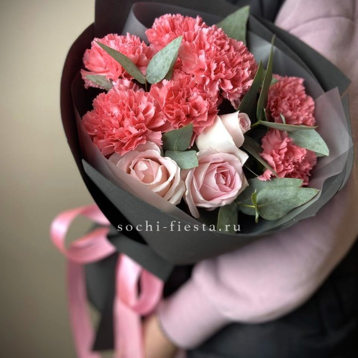 Букет из роз и диантусов "Пенелопа" в Улан-Удэ