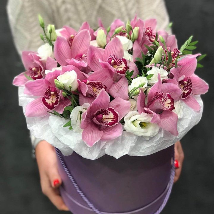 Орхидея и эустома в шляпной коробке в Улан-Удэ