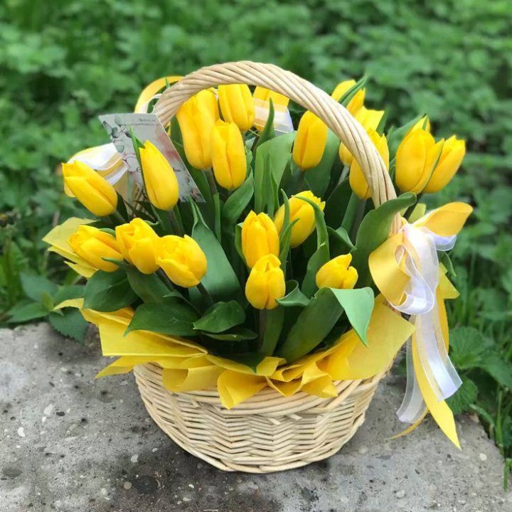 25 желтых тюльпанов в корзине в Улан-Удэ