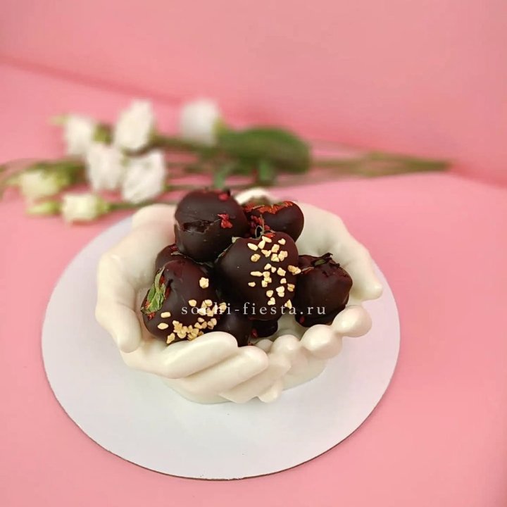 Клубника в шоколаде на шоколадных ладонях  в Улан-Удэ