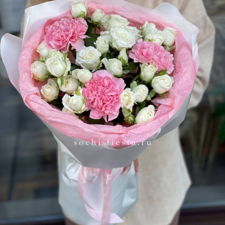 Букет розы с диантусами "Блэш" в Улан-Удэ