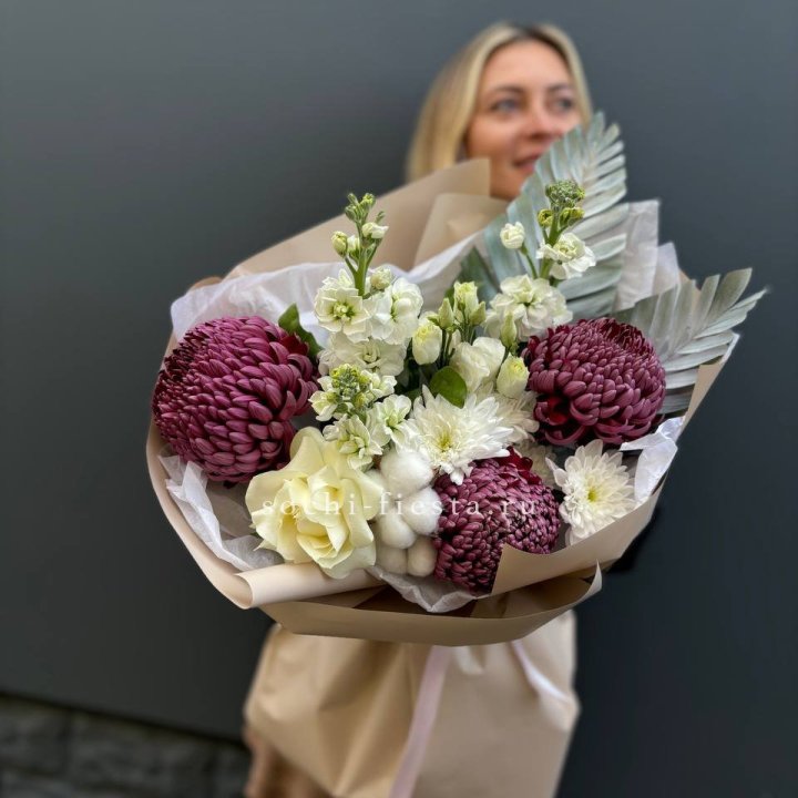 Хризантемы с маттиолой розами эустомой Чика в Улан-Удэ