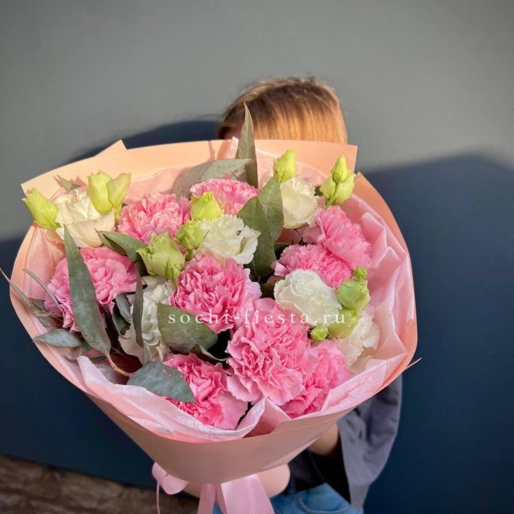 Букет гвоздик и  эустом "Сири" в Улан-Удэ