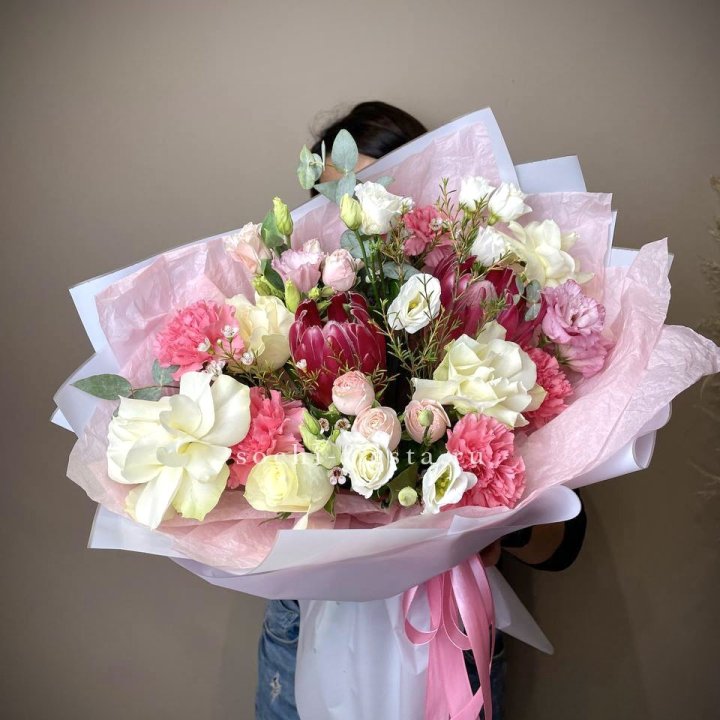 Букет с протеей, розами "Элеонора" в Улан-Удэ