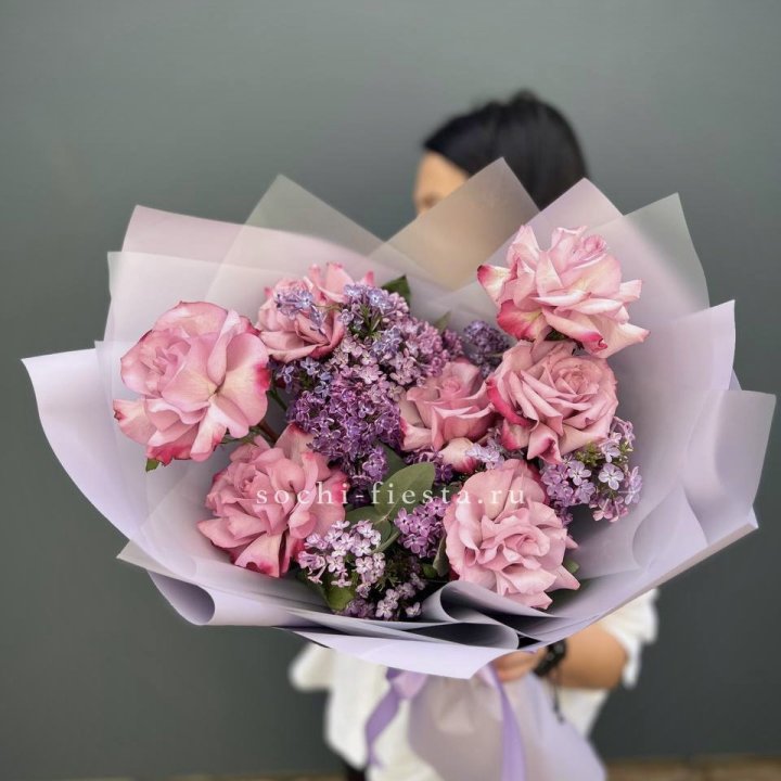 Букет из розовых роз и сирени в Улан-Удэ