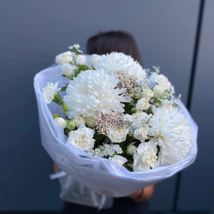 Букет хризантем и роз вайт шотс в Улан-Удэ