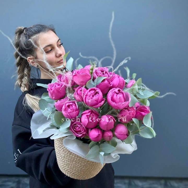 Пионовидные розы  в джутовом кашпо  в Улан-Удэ