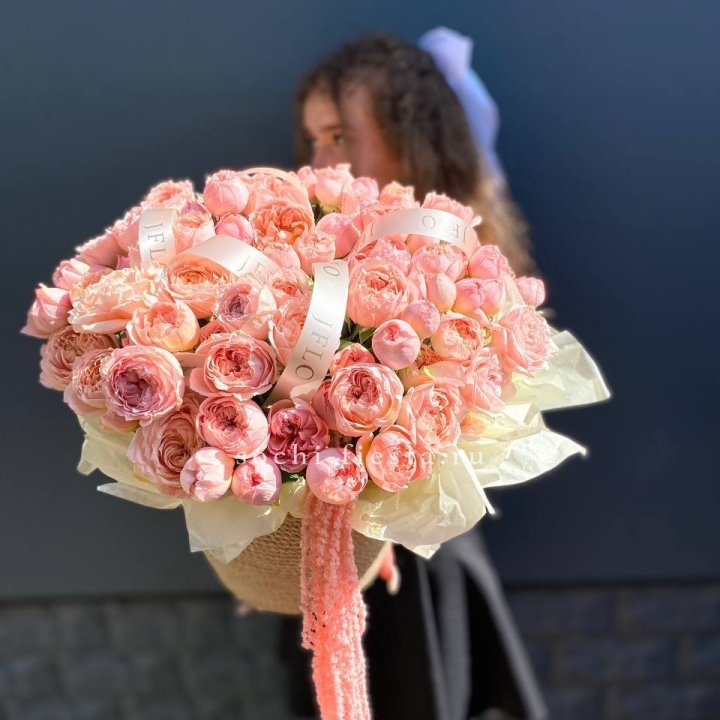 Кустовые розы Джульетта в джутовом кашпо в Улан-Удэ