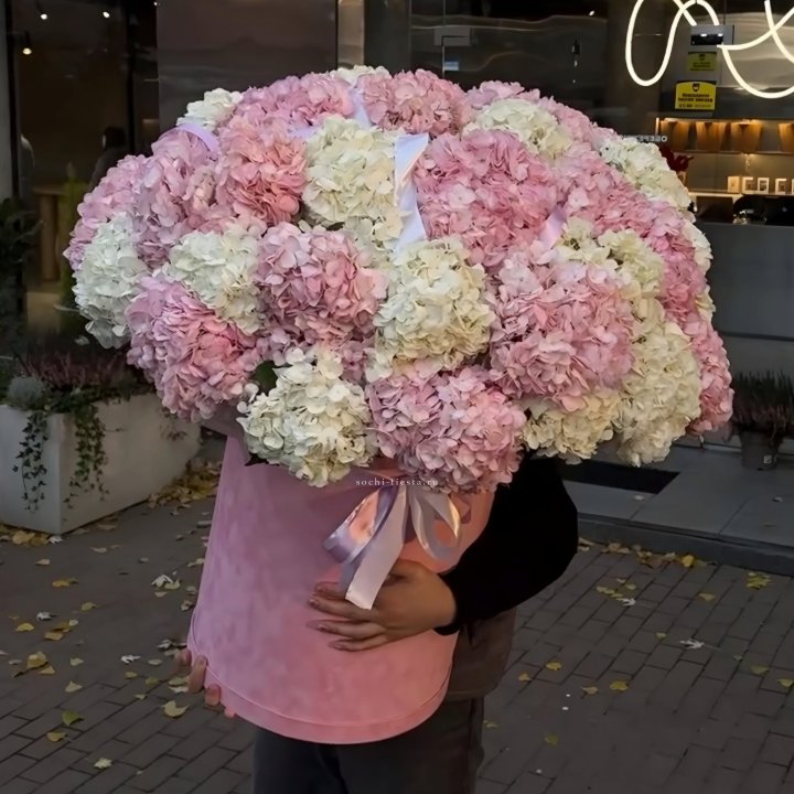 Дизайнерский цилиндр с гортензиями  в Улан-Удэ