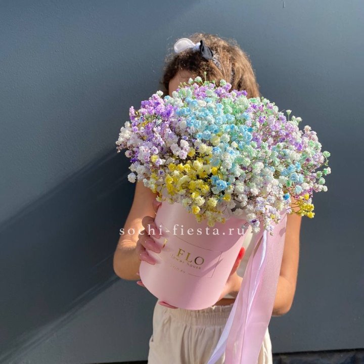 Радужные гипсофилы в шляпной коробке в Улан-Удэ