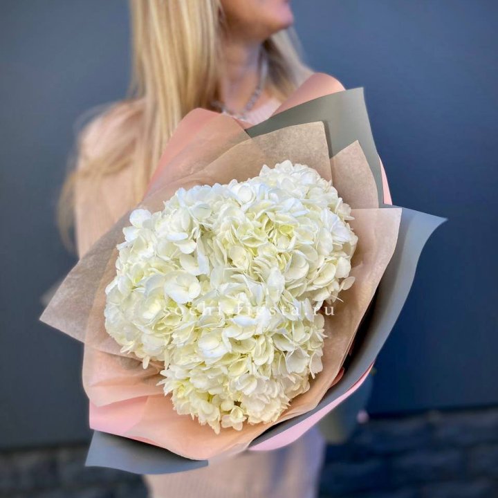 Букет из трёх белых гортензий в Улан-Удэ