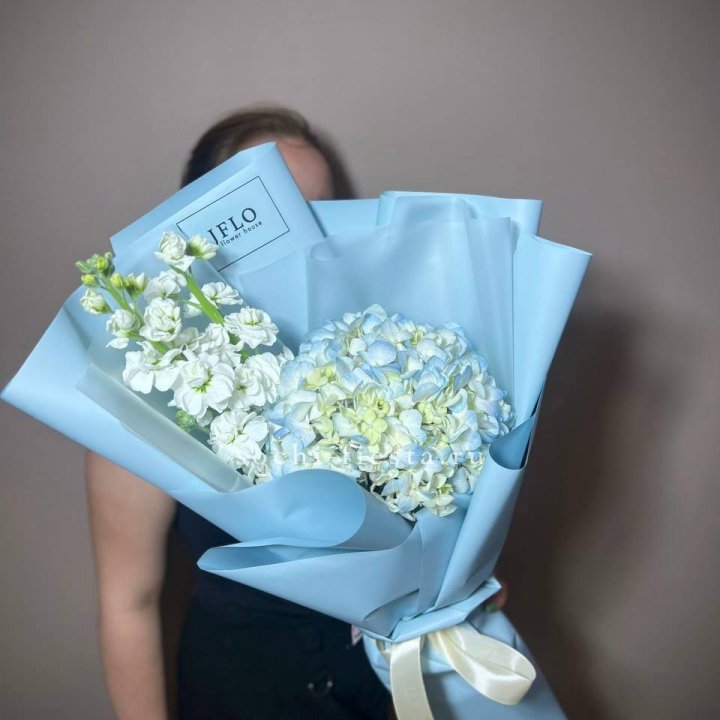 Гортензия голубая с маттиолой в Улан-Удэ