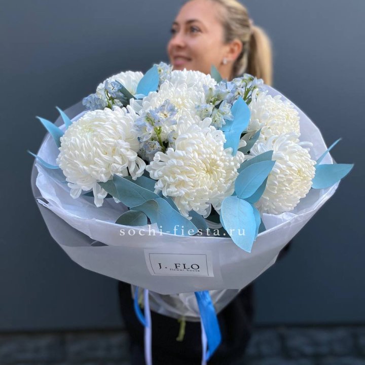 Букет хризантем Бигуди и дельфиниума  в Улан-Удэ