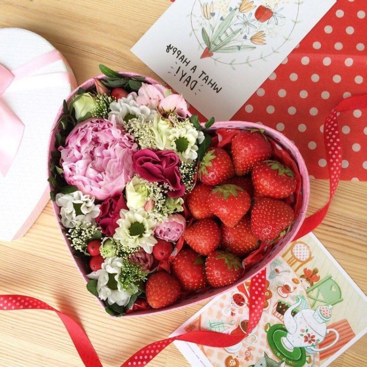 Бокс с клубникой и цветами в Улан-Удэ
