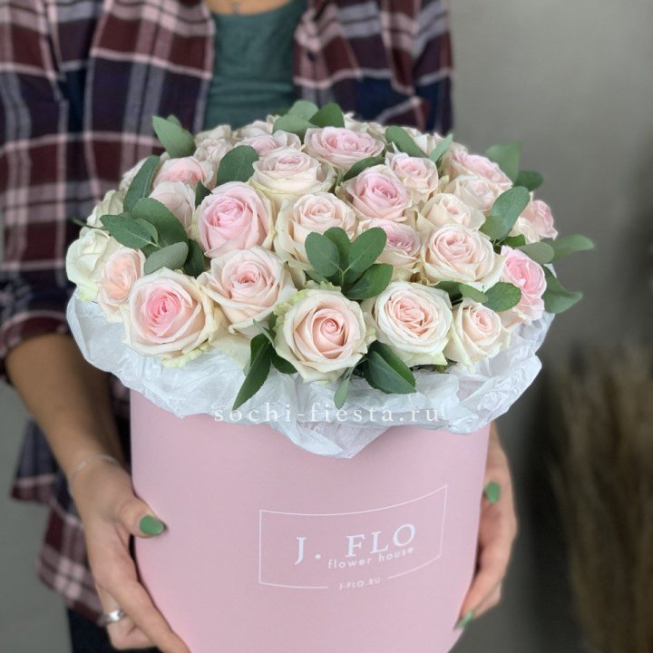 35 розовых роз в цилиндре в Улан-Удэ