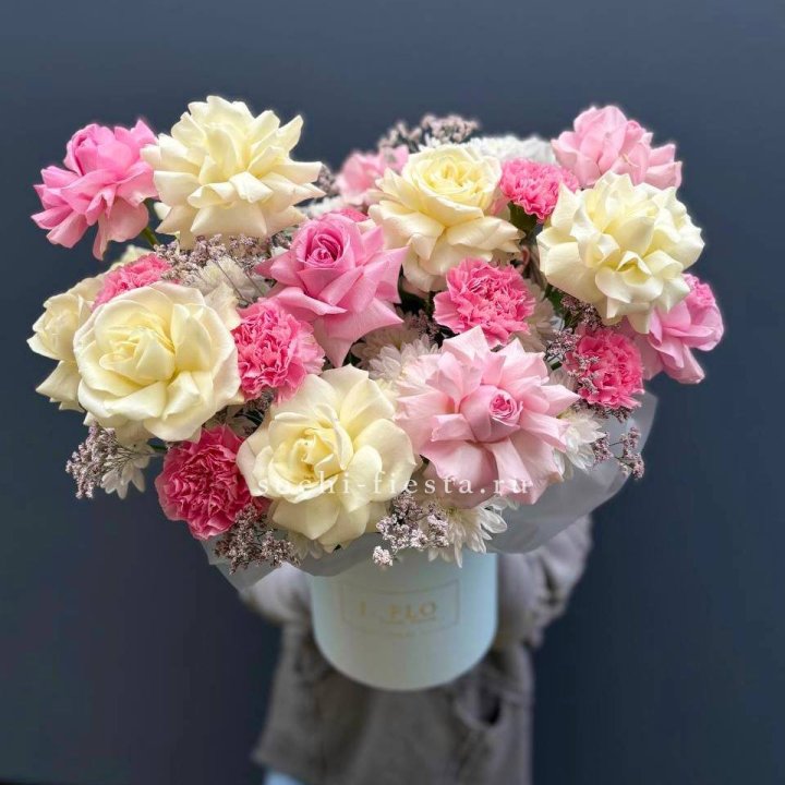 Коробка французских роз и диантусов "Бони" в Улан-Удэ