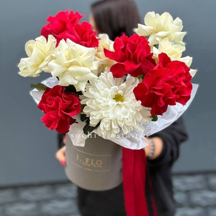 Французские розы с хризантемой в боксе в Улан-Удэ