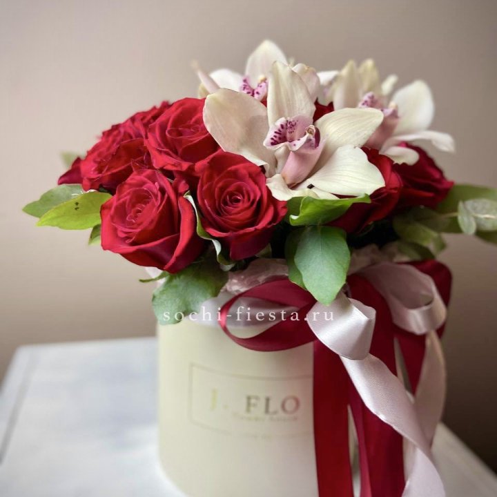 Розы и орхидеи в боксе в Улан-Удэ