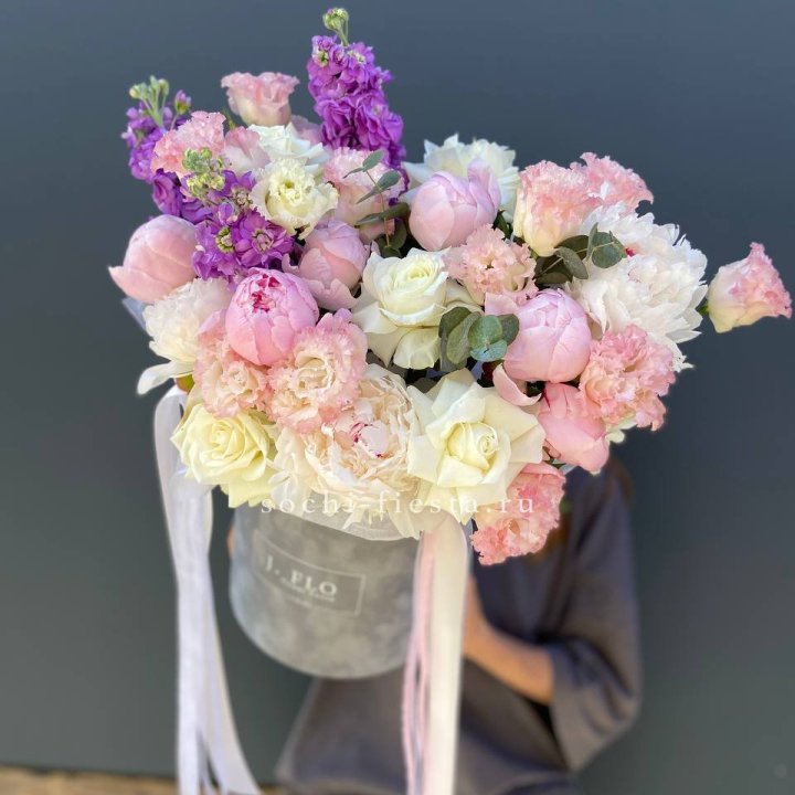 Дизайнерский цилиндр с пионами "Ривьера" в Улан-Удэ