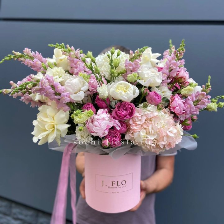 Дизайнерский цилиндр с пионами "Саманта" в Улан-Удэ