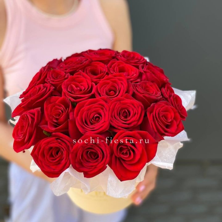 Красные розы в цилиндре в Улан-Удэ