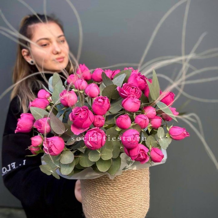 Пионовидные розы Мисти Бабблс в джутовом кашпо в Улан-Удэ