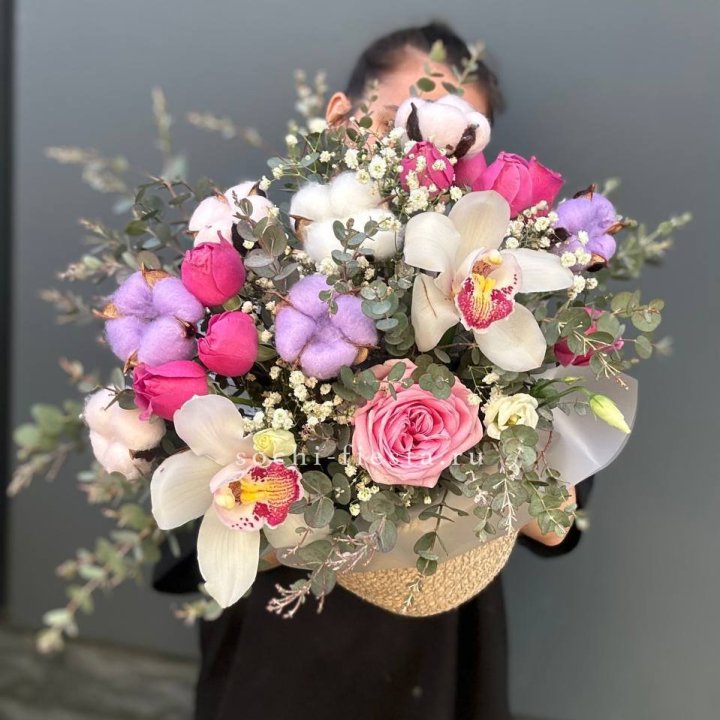 Орхидея и розы в джутовом кашпо в Улан-Удэ