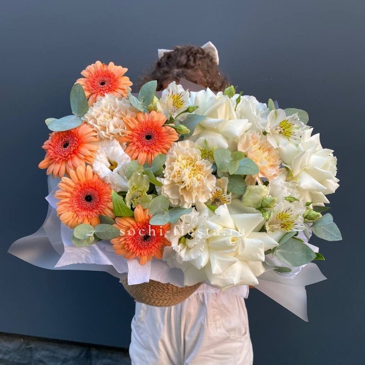 Розы и герберы в джутовом кашпо "Георгино" в Улан-Удэ