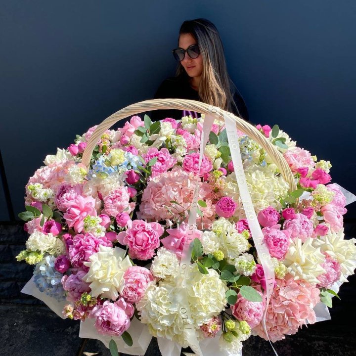 Цветочная корзина из пионов и пионовидных роз "Перфекте" в Улан-Удэ